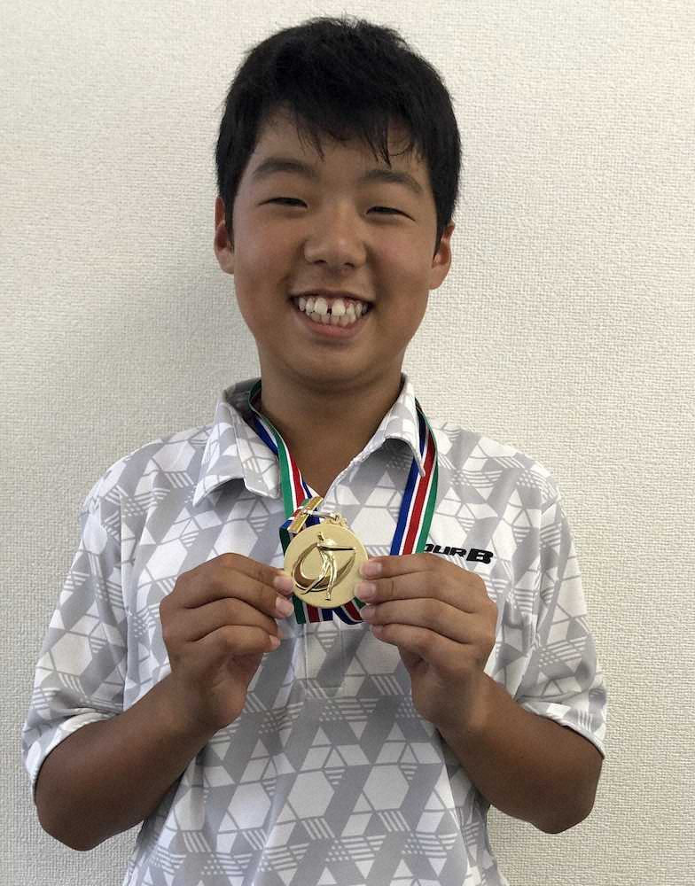小学生ゴルフ福岡県大会、4アンダー、68の好スコアで4～6年生男子の部を制した山本はメダルを掲げて笑顔