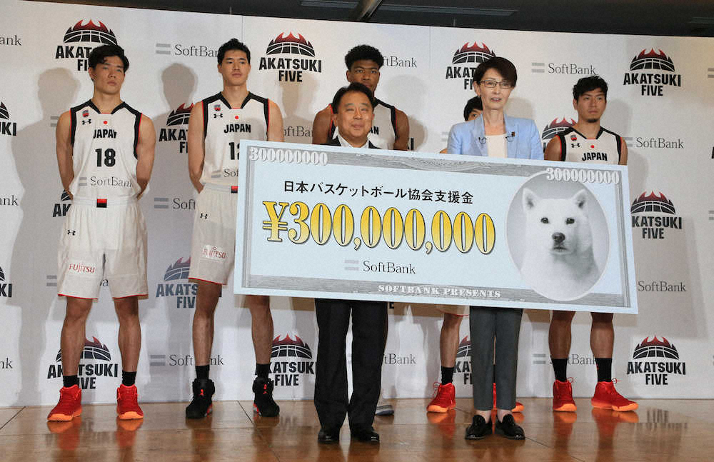 ソフトバンク　W杯に出場する男子日本代表の激励会で支援金3億円を贈呈