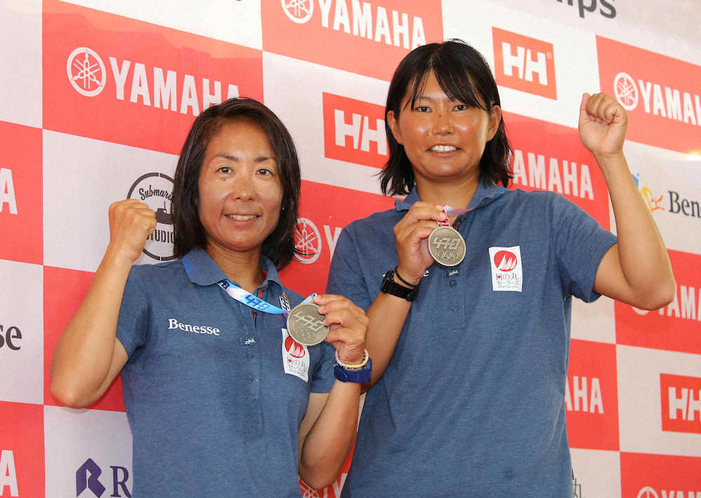 ＜セーリング470級世界選手権＞銀メダルを掲げ笑顔を見せる吉田（左）と吉岡（撮影・会津　智海）