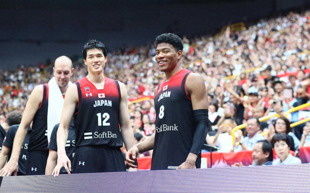 ＜バスケットボール日本代表国際試合　男子日本代表対ドイツ＞ドイツに勝利し渡辺と笑顔を見せる八村（右）（撮影・会津　智海）