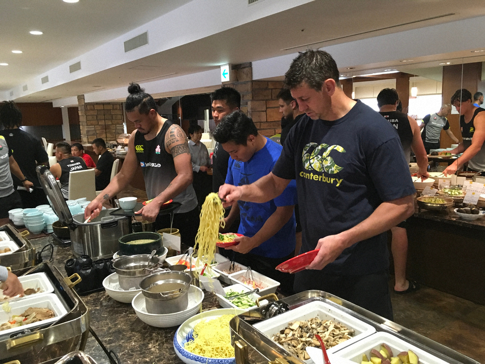 トンプソン（右手前）らラグビー日本代表選手は毎食、豪華な品ぞろえのビュッフェ形式の食事を取る
