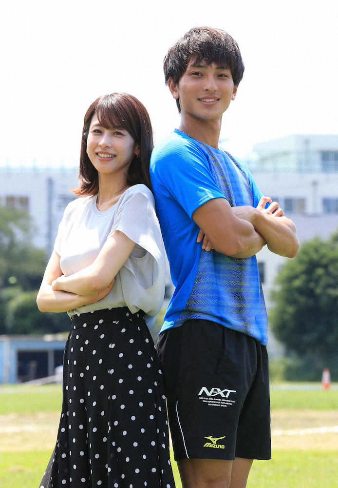 加藤綾子アナ（左）とポーズを決める橋岡（撮影・篠原岳夫）