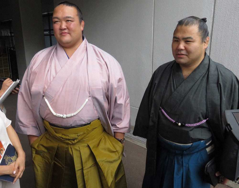 荒磯親方（左）と佐ノ山親方は引退相撲の協力要請のため着物姿で力士会に登場