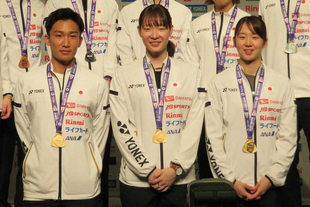 世界選手権で金メダルを獲得して帰国した（左から）男子シングルスの桃田、女子ダブルス「ナガマツ」の松本、永原（撮影・中出健太郎）