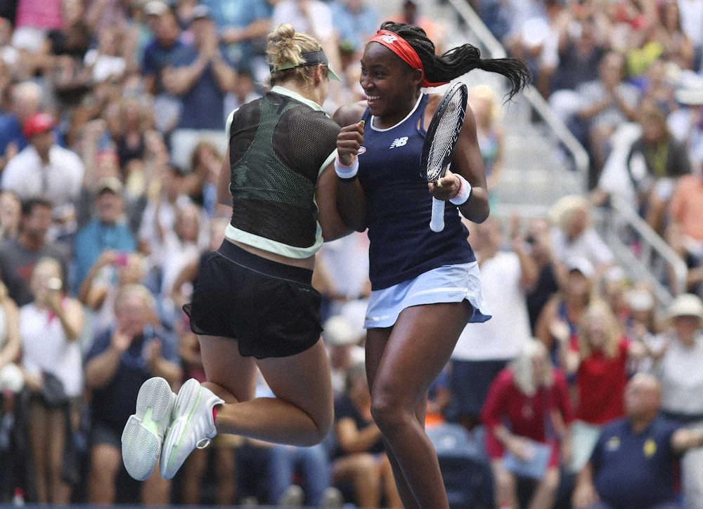 全米オープン女子ダブルス2回戦に勝利し笑顔を見せるガウフ＝右（AP　Photo/Kevin　Hagen）
