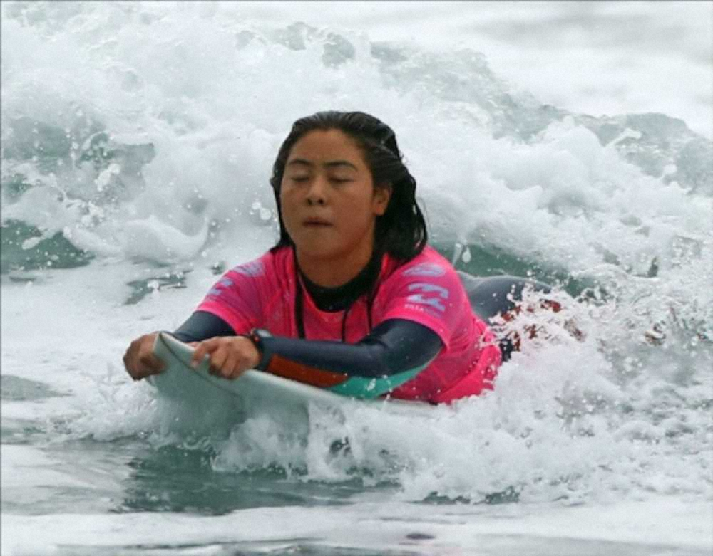 サーフィン18歳の日本女子が史上初の快挙　都筑有夢路がQS10000初優勝