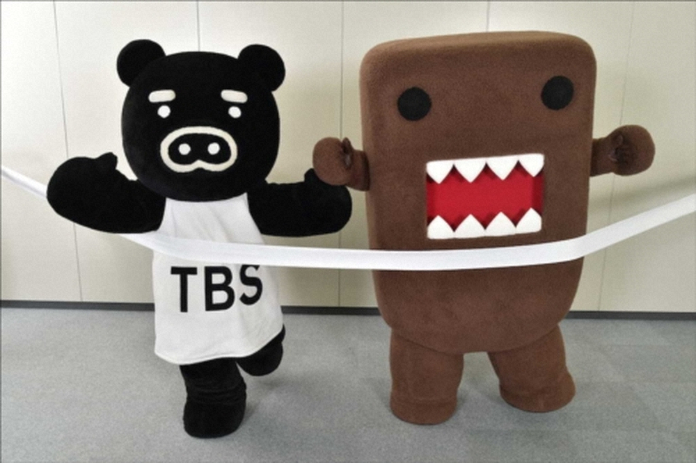 15日に行われる東京五輪男女マラソン代表選考会ＭＧＣの放送をＰRする、TBS番組応援キャラクター・ブーブ（左）とNHKのキャラクター・どーもくん