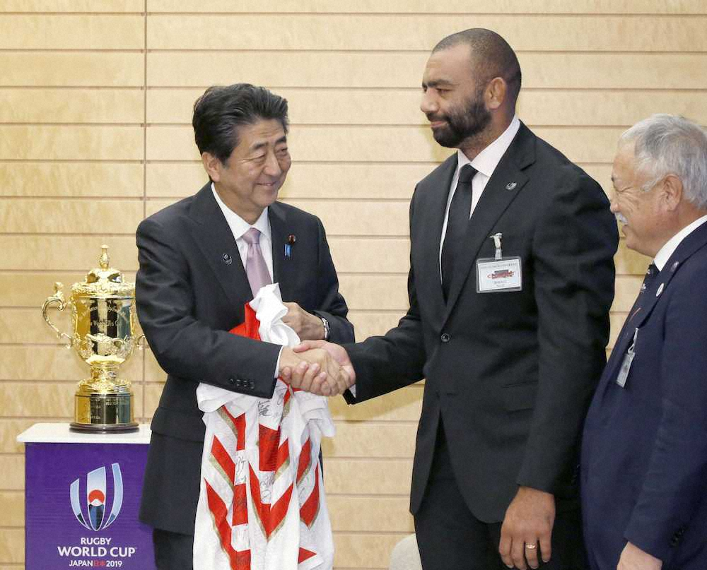 日本代表・リーチ主将　安倍首相にサイン入りジャージをプレゼント　