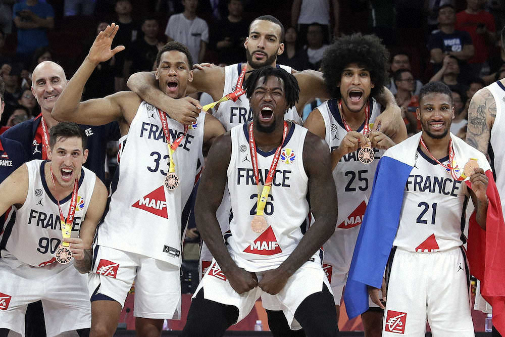 銅メダルを手にして歓喜するフランスの選手たち（AP）