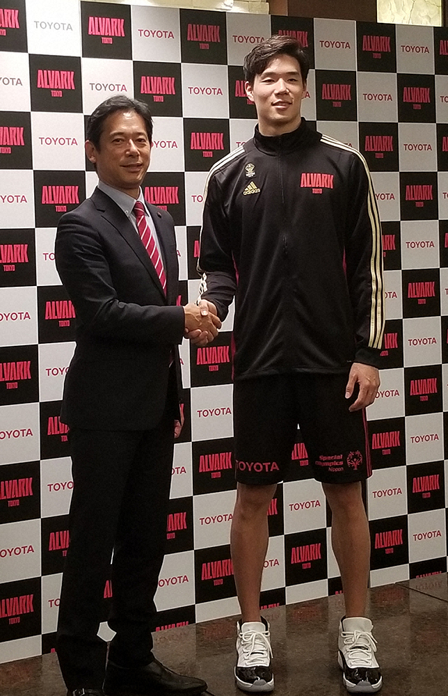 NBAマーベリックスと契約内定した馬場雄大（右）はA東京の林邦彦社長と握手