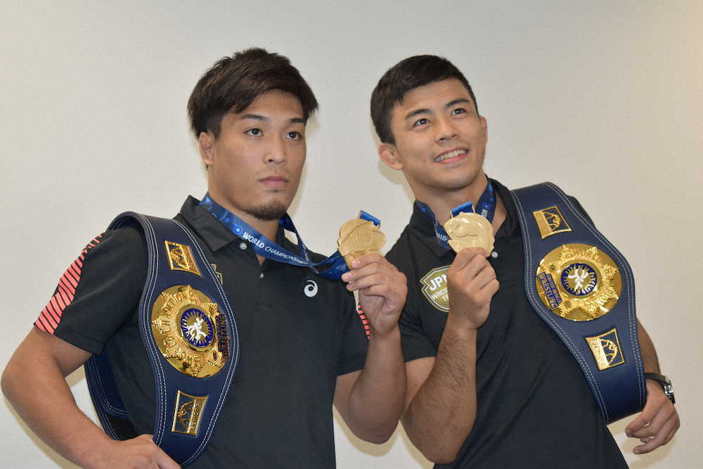 金メダルを掲げる太田（左）と文田（右）