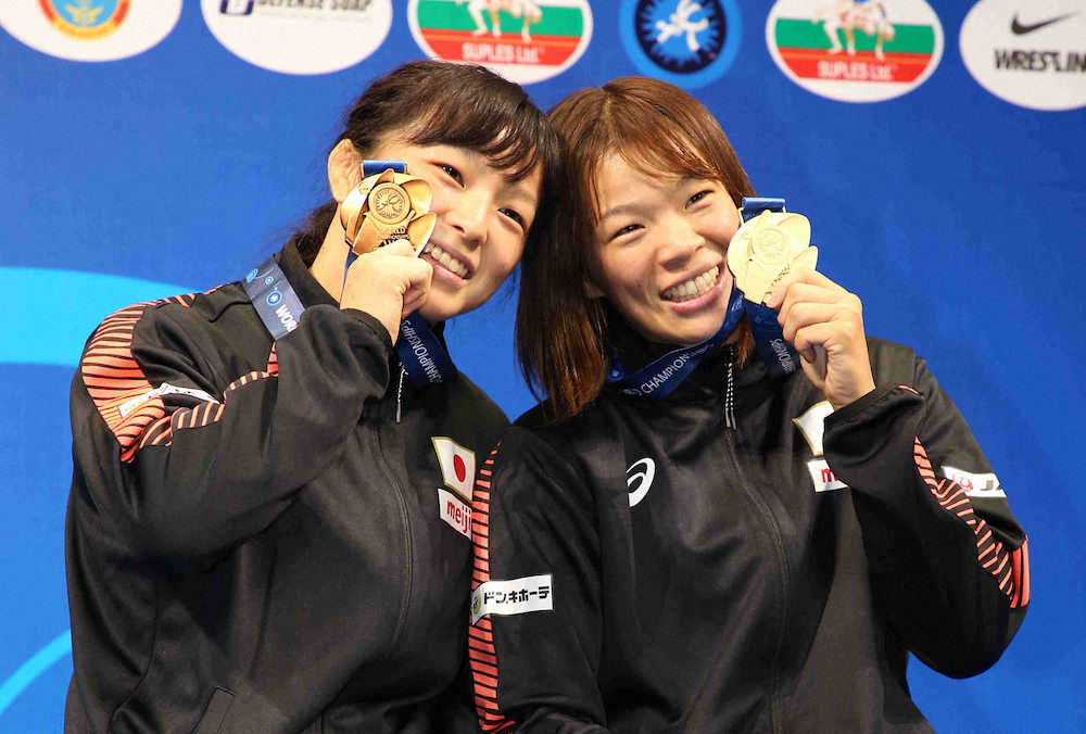 姉・梨紗子（右）とメダルを手に笑顔