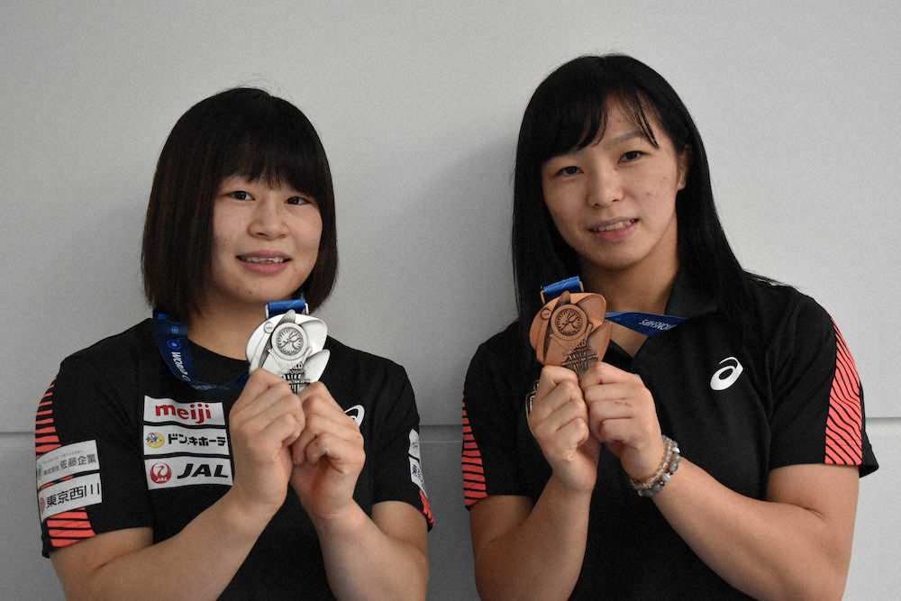 メダルを掲げる向田（左）、川井