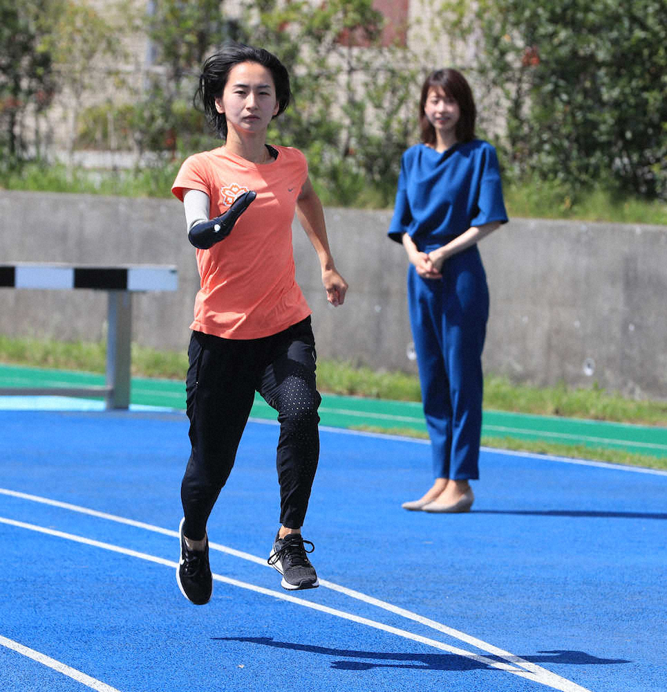 加藤綾子アナウンサー(右)が見守る中、軽快に走る重本沙絵（撮影・西尾　大助）