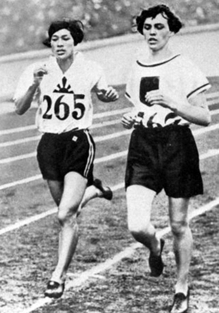1928年アムステルダム五輪女子800メートルでリナ・ラトケ（右）と激戦を演じ2位となった人見絹枝