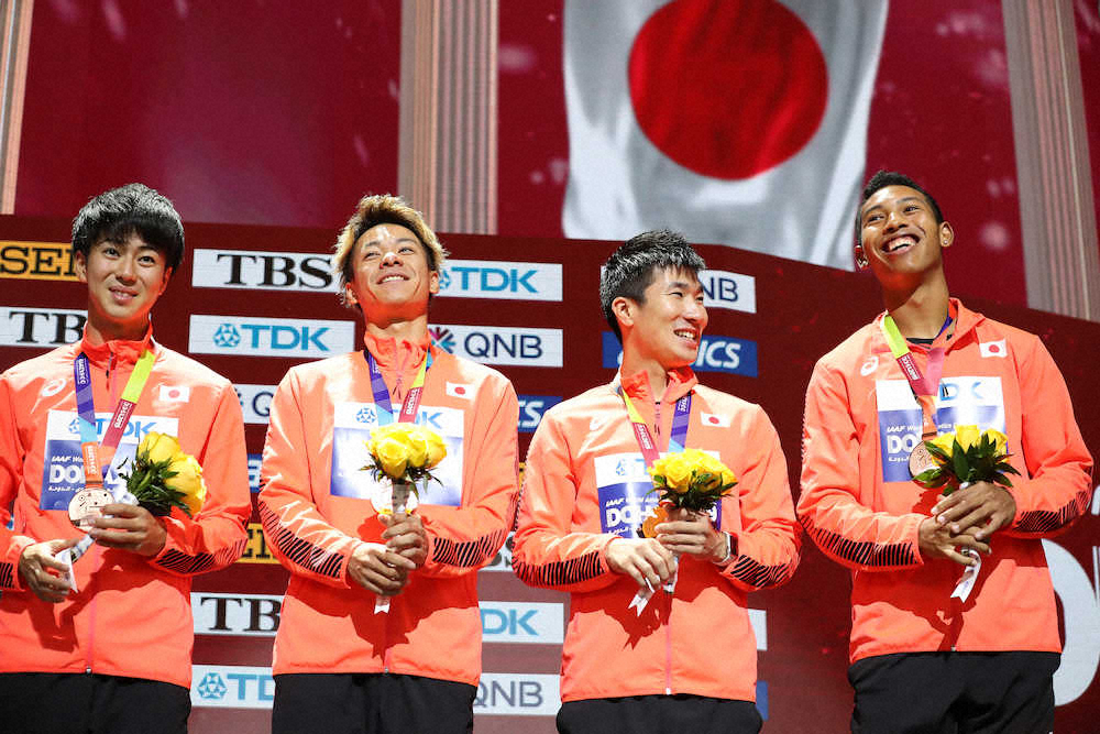 男子4×100メートルリレー、表彰式で笑顔を見せる（右から）サニブラウン・ハキーム、桐生祥秀、白石黄良々、多田修平（撮影・小海途　良幹）