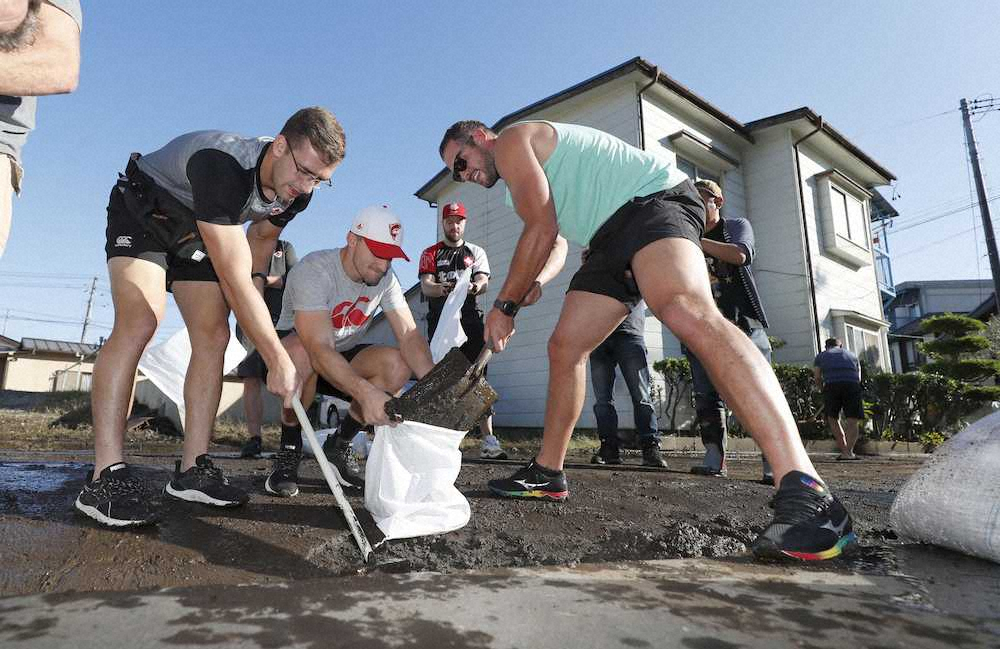 釜石W杯中止もカナダ選手が市内で清掃活動　台風被害の住民から感謝
