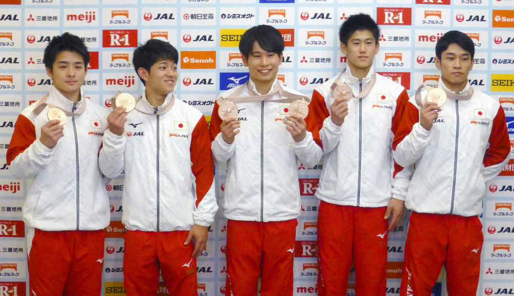 体操の世界選手権から帰国し、記者会見でメダルを手にする（左から）神本、谷川翔、萱、橋本、谷川航