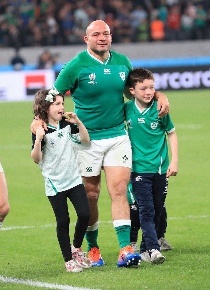 ＜ニュージーランド・アイルランド＞この試合で代表を引退するアイルランドのベスト主将が子供たちをグラウンドに入れて場内を歩く（撮影・篠原岳夫）