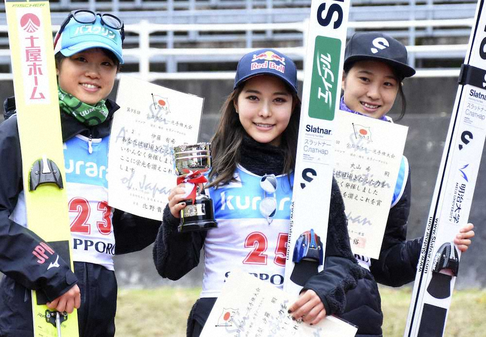 ＜スキー全日本ジャンプ＞女子で優勝した高梨沙羅（中央）。左は2位の伊藤有希、右は3位の丸山希
