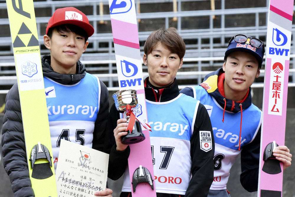 ＜スキー全日本ジャンプ＞男子で優勝した小林潤志郎（中央）。左は2位の佐藤慧一、右は3位の小林陵侑