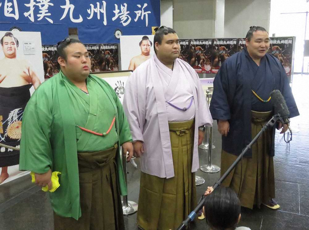 九州場所のPRのため福岡県庁を訪れた（左から）貴景勝、高安、鶴竜