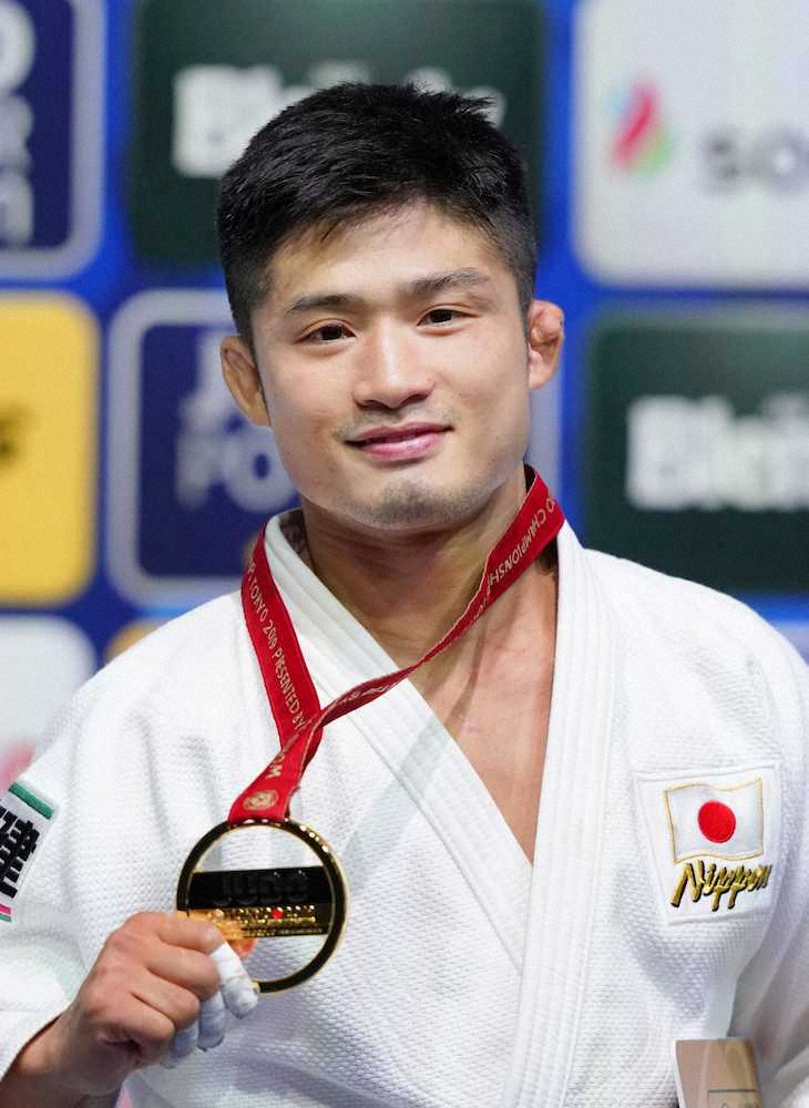 【画像・写真】＜2019世界柔道選手権2日目＞男子66キロ級で初優勝し、金メダルを手に笑顔の丸山城志郎