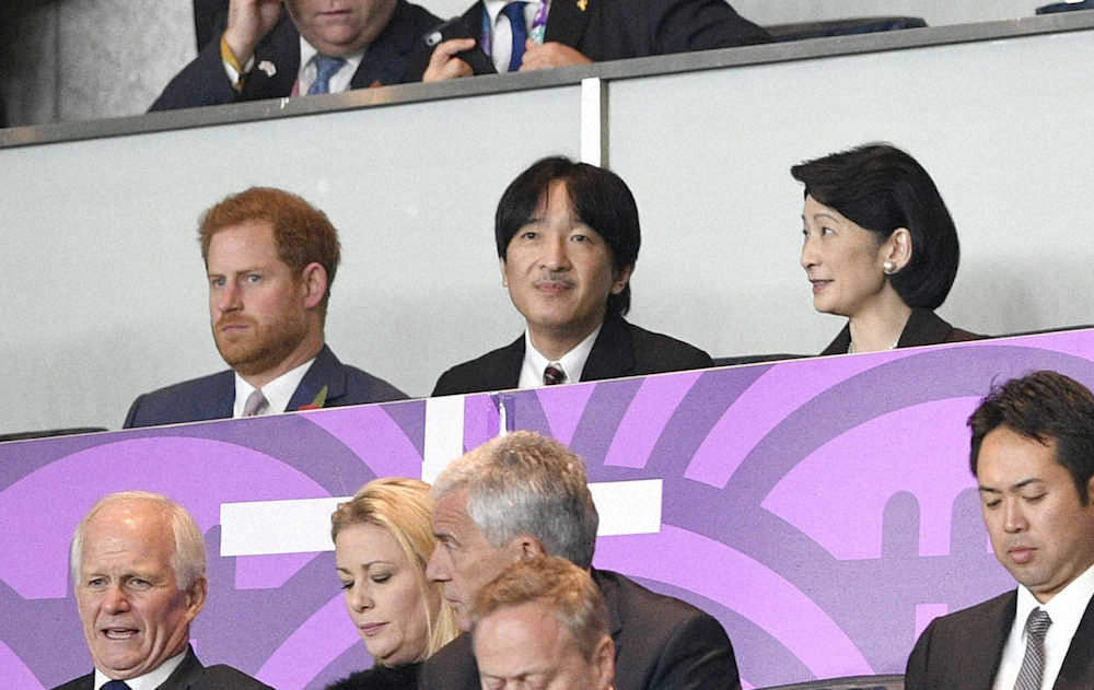 ラグビーW杯日本大会決勝のイングランド―南アフリカ戦を観戦される秋篠宮ご夫妻とヘンリー英王子
