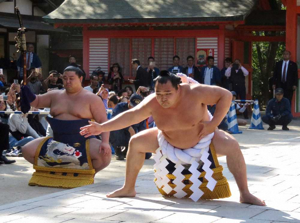 住吉神社で雲龍型の土俵入りを披露する鶴竜（右）。左は太刀持ちの炎鵬