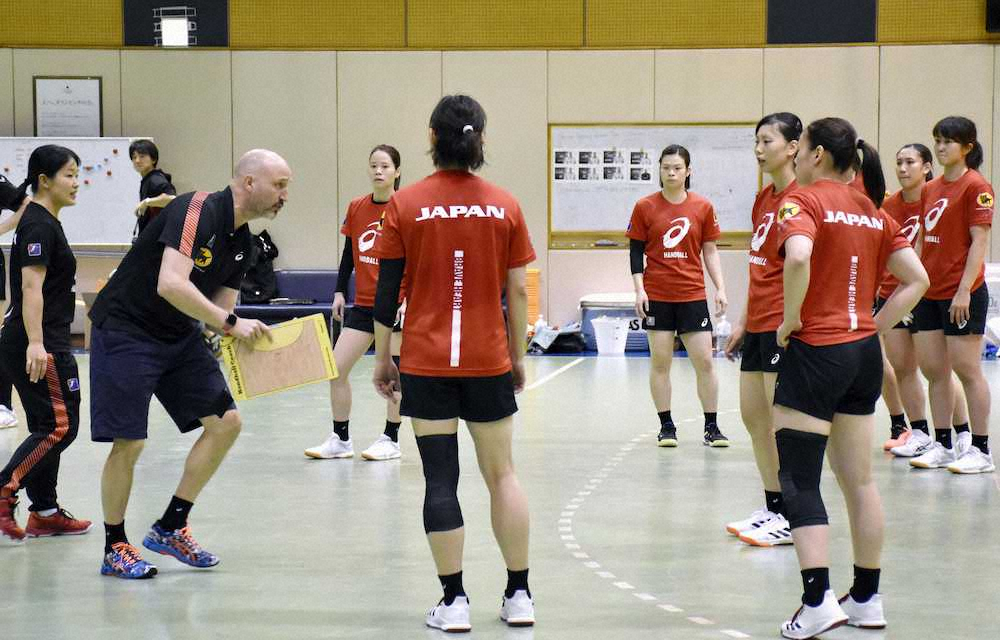 公開練習で選手を指導するハンドボール女子日本代表のキルケリー監督（左から2人目）