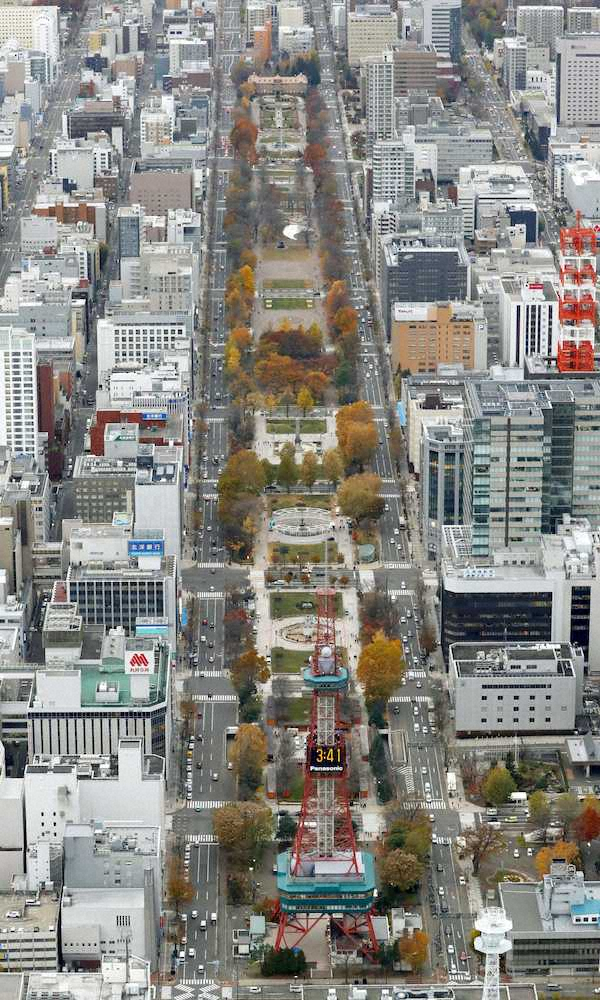 札幌市の大通公園。東京五輪マラソンと競歩の発着点で一致した（共同通信社ヘリから）