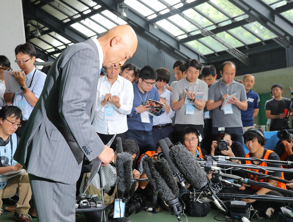 18年6月、レスリング全日本選抜選手権の会場でパワハラ行為を謝罪し、頭を下げる栄氏