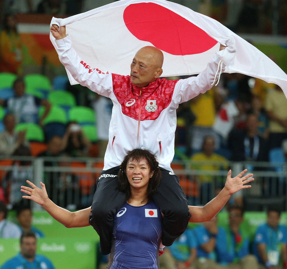 16年、リオ五輪で金メダルの至学館大（当時）・川井梨紗子に肩車される栄氏