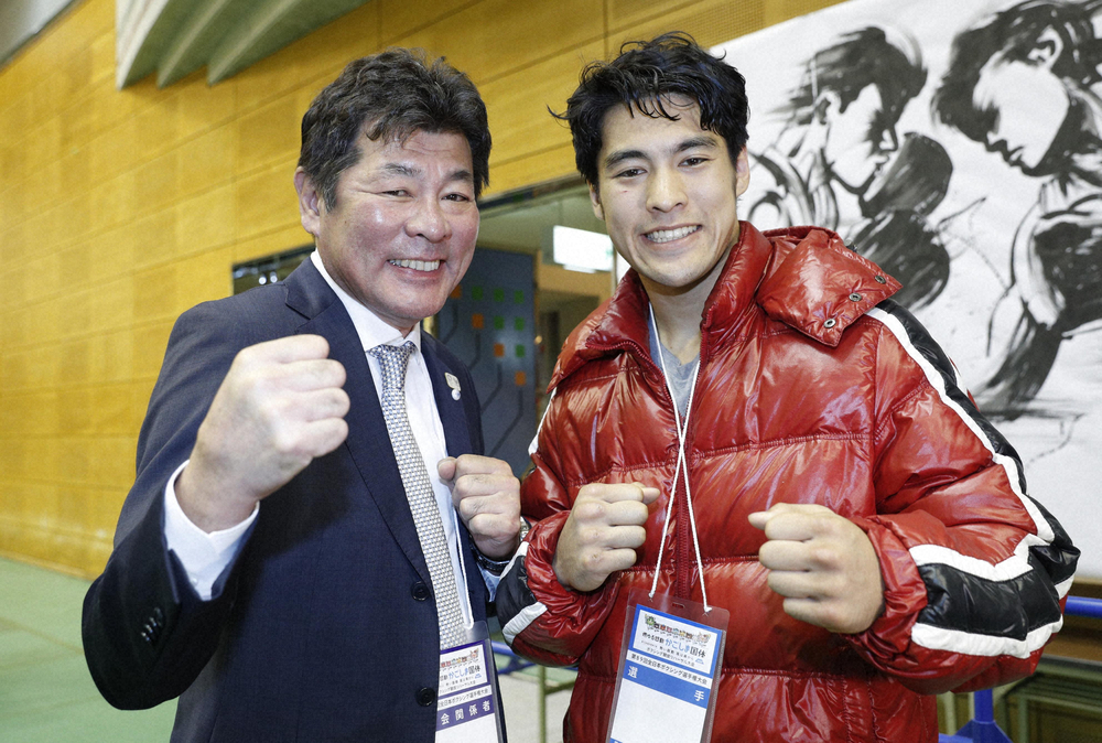 【画像・写真】父親で俳優の英和さん（左）とポーズをとる赤井英五郎