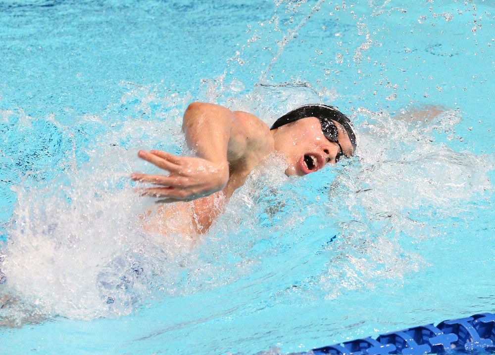 男子200メートル自由形（17歳以上）決勝で力強く泳ぐ萩野　（撮影・西海健太郎）