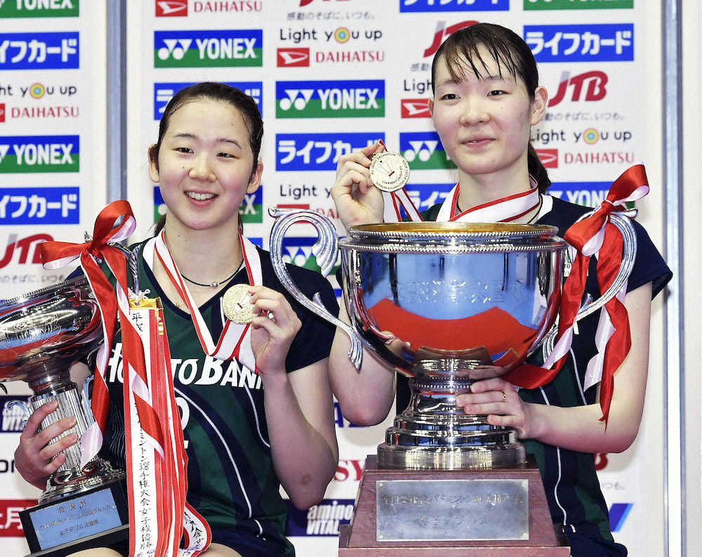 女子ダブルスで優勝しメダルを手に笑顔の永原（左）、松本組