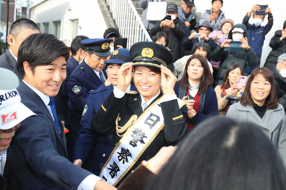 渋野日向子が一日警察署長　パトカー乗り「ちょっと捕まった気分」来年は「五輪で金メダル」