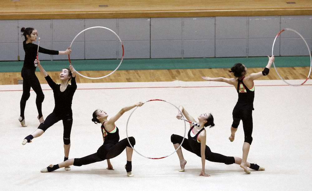 練習を一般公開し、演技を披露する新体操団体の日本代表