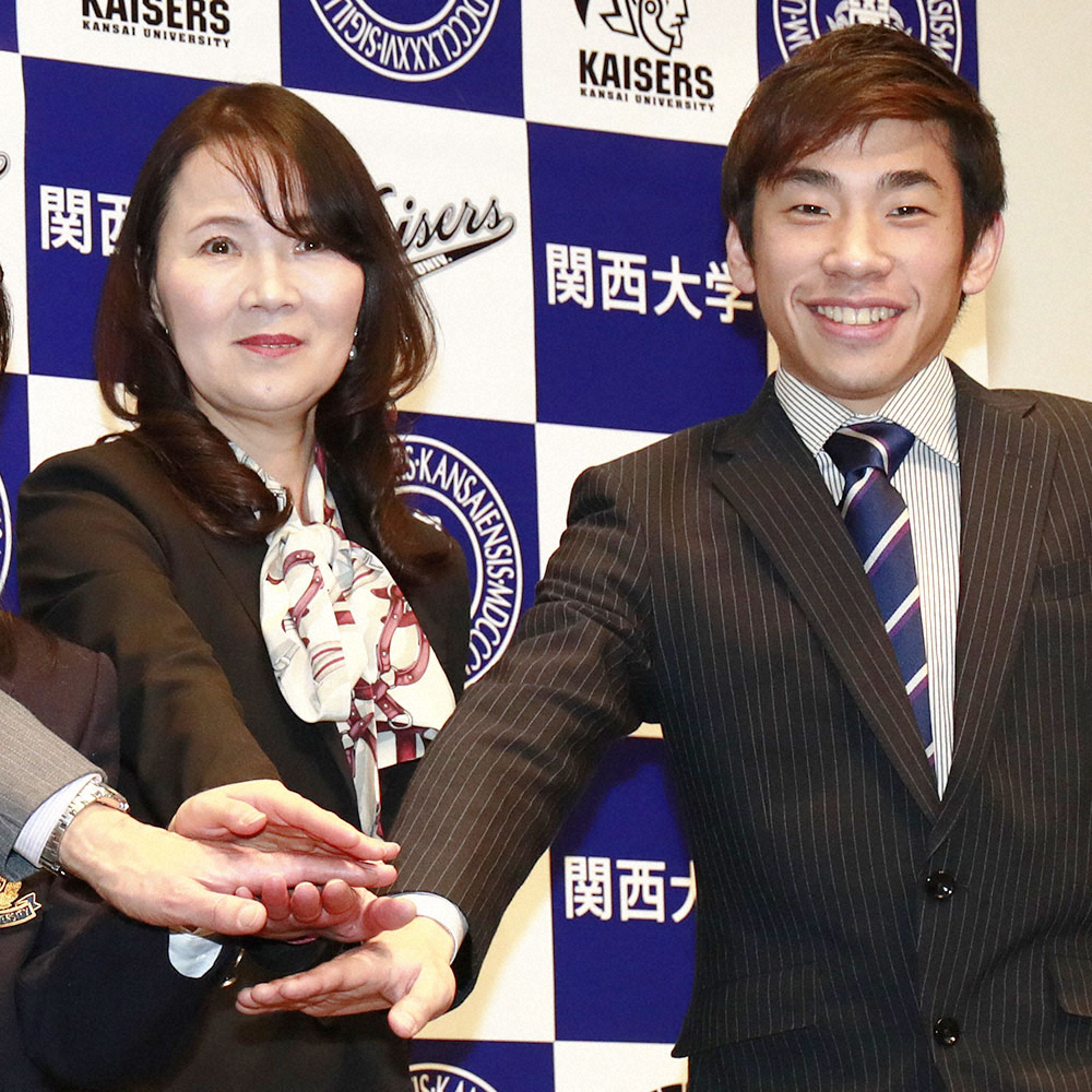 18年1月、会見で手を合わせる浜田コーチ（左）と織田氏