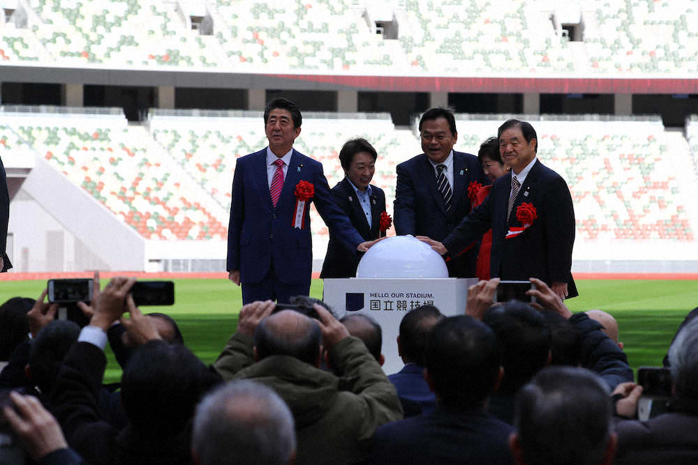 国立競技場の竣工式に出席した安倍首相（左）、橋本五輪相（その右）ら（撮影・会津　智海）
