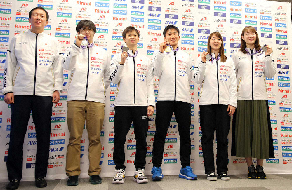帰国しワールドツアーファイナルズ2019のメダルを手に笑顔を見せるバドミントン日本代表の（左から）朴HC、遠藤、渡辺、桃田、永原、松本（撮影・会津　智海）