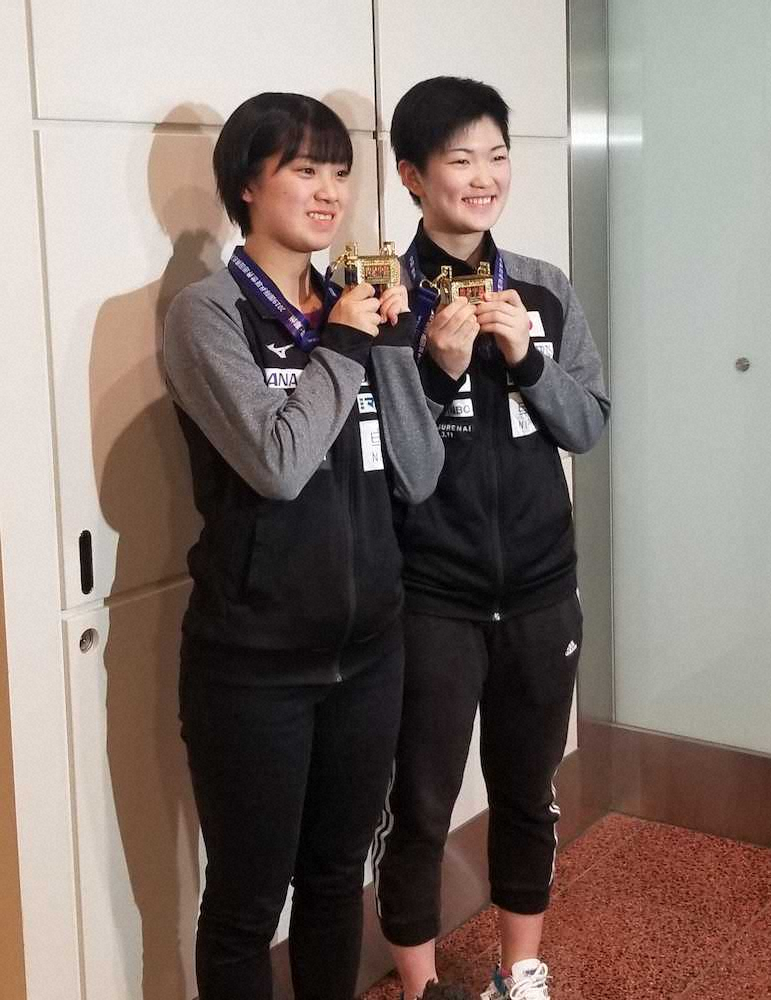 卓球ワールドツアーグランドファイナルで優勝し中国から帰国した木原（右）と長崎