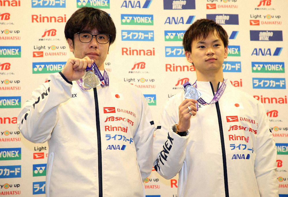 帰国しメダルをポーズを決める遠藤（左）と渡辺（撮影・会津　智海）