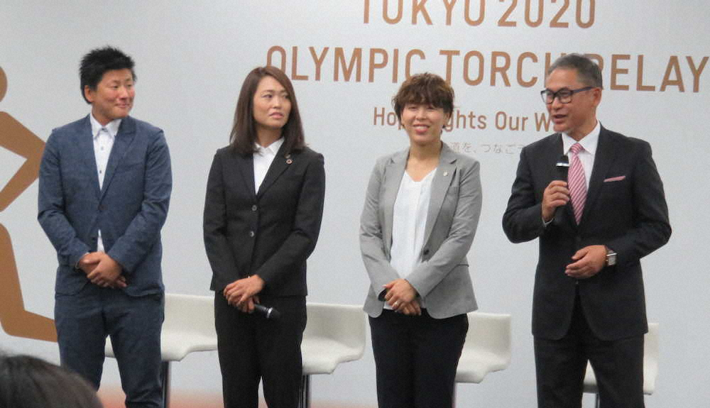 東京五輪国内聖火リレーの最初のランナーに決まった11年W杯なでしこジャパンの（右から）佐々木元監督、岩清水さん、安藤さん、海堀さん