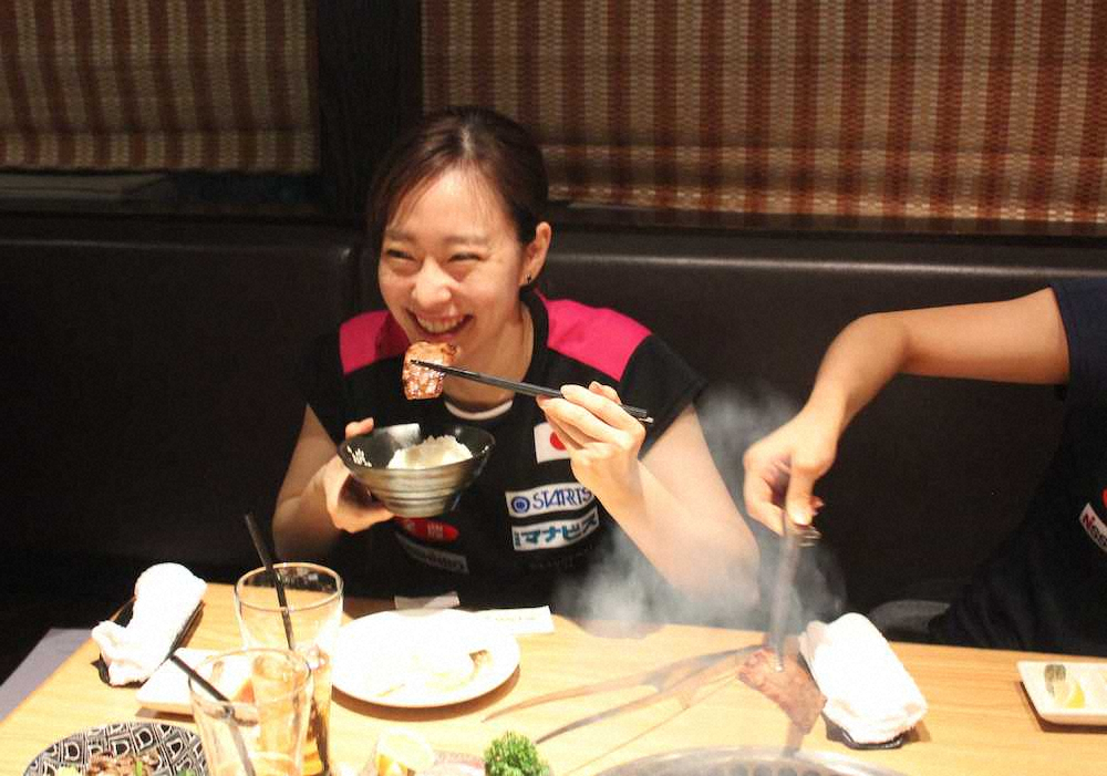 香港オープン時に全農直営の焼肉レストランで和牛を食べる石川佳純