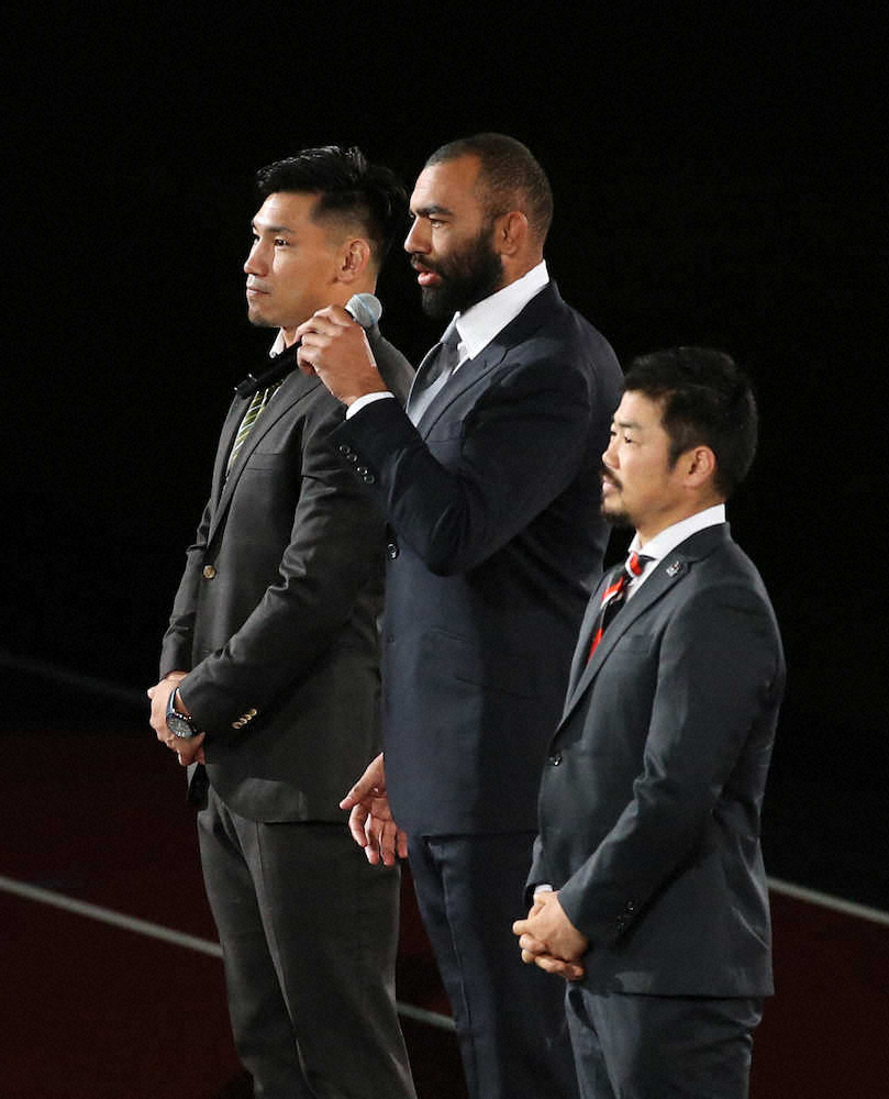 あいさつするラグビー日本代表の（左から）中村、リーチ・マイケル、田中（撮影・西海健太郎）