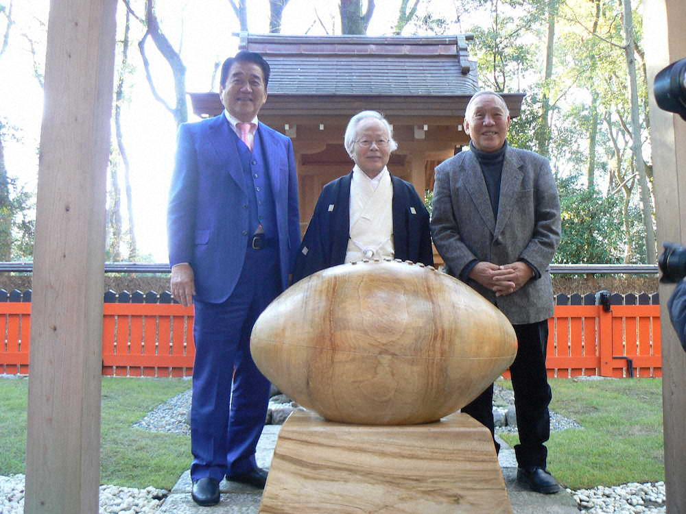 ラグビー神社「雑太社」に日本初ラグビーボール形さい銭箱