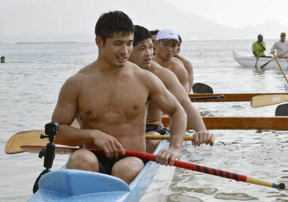 米ハワイでの強化合宿でカヌーを体験する柔道男子の（手前から）丸山、大野ら
