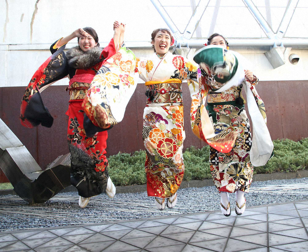 晴れ着姿で友人の田中茂絵さん（左）、小原奈未名さん（右）と一緒にジャンプする森（撮影・吉田　剛）
