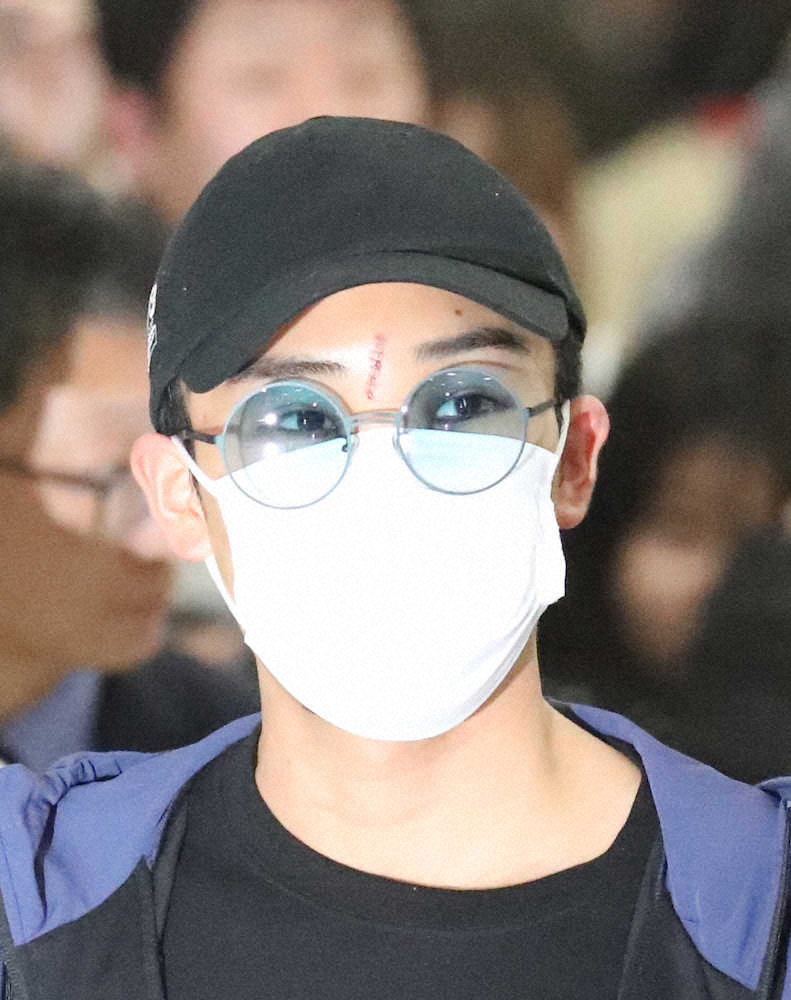 バド桃田賢斗　マレーシアから帰国　マスク姿で眉間には傷が…